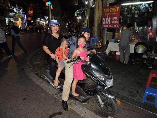 MOYEN DE LOCOMOTION D'UNE FAMILLE VIETNAMIENNE