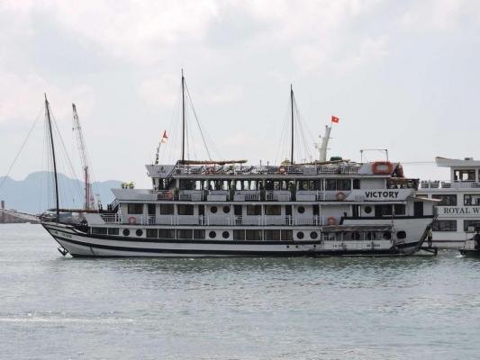 NOTRE BATEAU LE VICTORY SUR LA BAIE D'HALONG