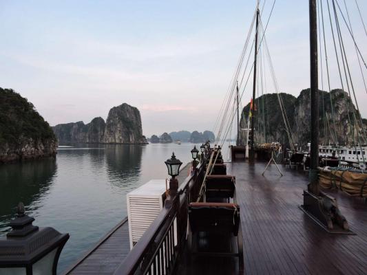 LA BAIE D'HALONG VUE DE LA TERRASSE DU BATEAU